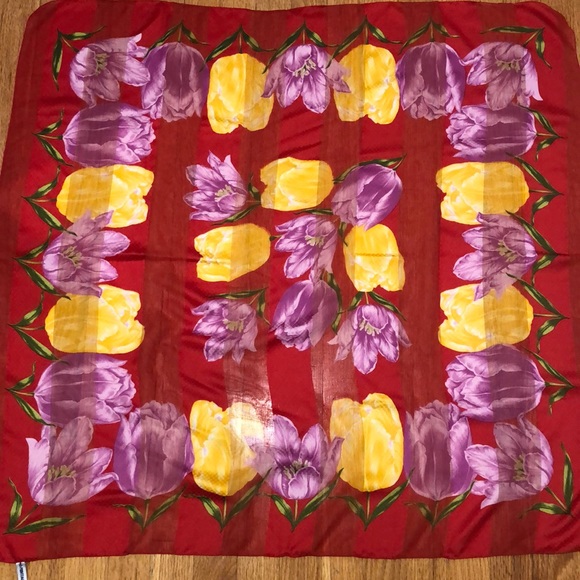 Beautiful Large Tulip Pattern Scarf - Picture 4 of 4